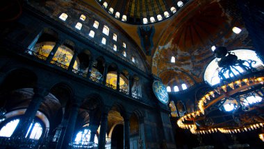 Antik Ayasofya Bazilikası 'nın içi. İstanbul 'un başlıca camii Aya Sofia, yaklaşık 500 yıl boyunca pek çok diğer Osmanlı camisine örnek oldu.