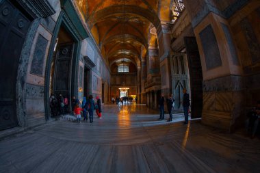 Antik Ayasofya Bazilikası 'nın içi. İstanbul 'un başlıca camii Aya Sofia, yaklaşık 500 yıl boyunca pek çok diğer Osmanlı camisine örnek oldu.