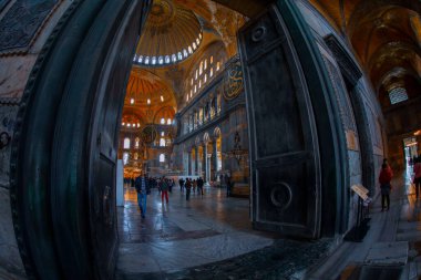 Antik Ayasofya Bazilikası 'nın içi. İstanbul 'un başlıca camii Aya Sofia, yaklaşık 500 yıl boyunca pek çok diğer Osmanlı camisine örnek oldu.