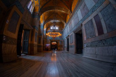 Antik Ayasofya Bazilikası 'nın içi. İstanbul 'un başlıca camii Aya Sofia, yaklaşık 500 yıl boyunca pek çok diğer Osmanlı camisine örnek oldu.