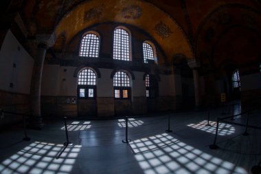Antik Ayasofya Bazilikası 'nın içi. İstanbul 'un başlıca camii Aya Sofia, yaklaşık 500 yıl boyunca pek çok diğer Osmanlı camisine örnek oldu.