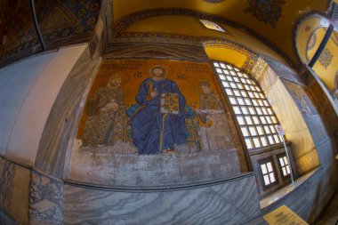 Antik Ayasofya Bazilikası 'nın içi. İstanbul 'un başlıca camii Aya Sofia, yaklaşık 500 yıl boyunca pek çok diğer Osmanlı camisine örnek oldu.