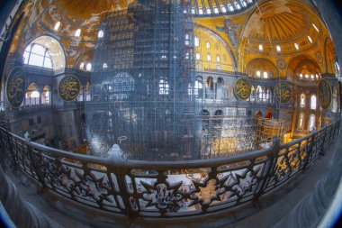Antik Ayasofya Bazilikası 'nın içi. İstanbul 'un başlıca camii Aya Sofia, yaklaşık 500 yıl boyunca pek çok diğer Osmanlı camisine örnek oldu.