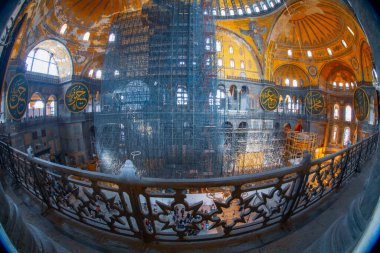 Antik Ayasofya Bazilikası 'nın içi. İstanbul 'un başlıca camii Aya Sofia, yaklaşık 500 yıl boyunca pek çok diğer Osmanlı camisine örnek oldu.