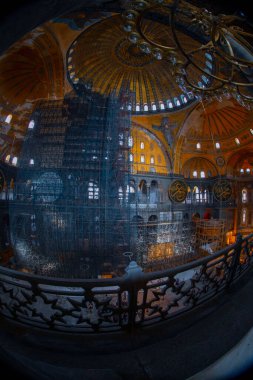 Antik Ayasofya Bazilikası 'nın içi. İstanbul 'un başlıca camii Aya Sofia, yaklaşık 500 yıl boyunca pek çok diğer Osmanlı camisine örnek oldu.