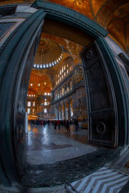 Antik Ayasofya Bazilikası 'nın içi. İstanbul 'un başlıca camii Aya Sofia, yaklaşık 500 yıl boyunca pek çok diğer Osmanlı camisine örnek oldu.