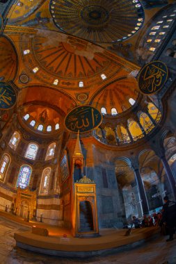 Antik Ayasofya Bazilikası 'nın içi. İstanbul 'un başlıca camii Aya Sofia, yaklaşık 500 yıl boyunca pek çok diğer Osmanlı camisine örnek oldu.