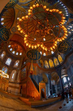 Antik Ayasofya Bazilikası 'nın içi. İstanbul 'un başlıca camii Aya Sofia, yaklaşık 500 yıl boyunca pek çok diğer Osmanlı camisine örnek oldu.