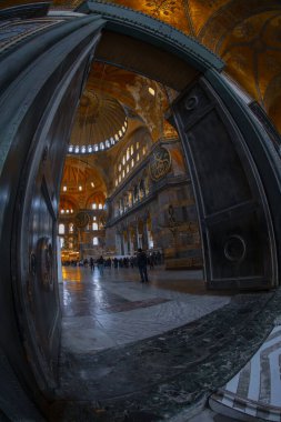 Antik Ayasofya Bazilikası 'nın içi. İstanbul 'un başlıca camii Aya Sofia, yaklaşık 500 yıl boyunca pek çok diğer Osmanlı camisine örnek oldu.