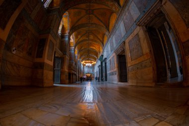 Antik Ayasofya Bazilikası 'nın içi. İstanbul 'un başlıca camii Aya Sofia, yaklaşık 500 yıl boyunca pek çok diğer Osmanlı camisine örnek oldu.