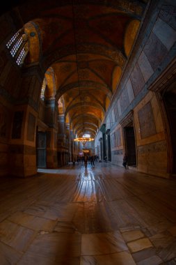 Antik Ayasofya Bazilikası 'nın içi. İstanbul 'un başlıca camii Aya Sofia, yaklaşık 500 yıl boyunca pek çok diğer Osmanlı camisine örnek oldu.