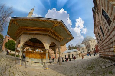 Antik Ayasofya Bazilikası 'nın içi. İstanbul 'un başlıca camii Aya Sofia, yaklaşık 500 yıl boyunca pek çok diğer Osmanlı camisine örnek oldu.