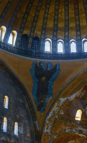 Antik Ayasofya Bazilikası 'nın içi. İstanbul 'un başlıca camii Aya Sofia, yaklaşık 500 yıl boyunca pek çok diğer Osmanlı camisine örnek oldu.