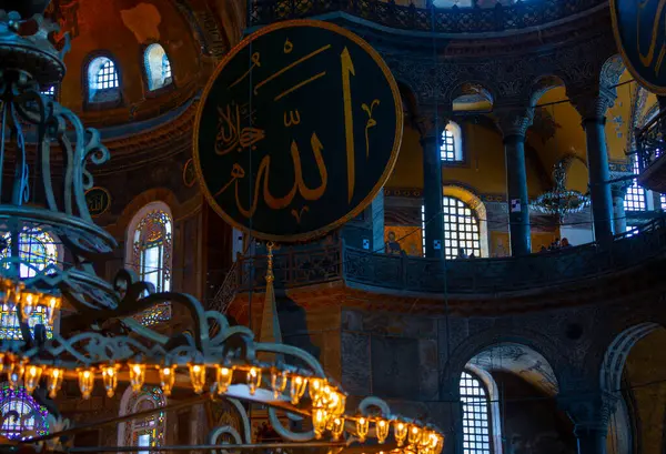 Antik Ayasofya Bazilikası 'nın içi. İstanbul 'un başlıca camii Aya Sofia, yaklaşık 500 yıl boyunca pek çok diğer Osmanlı camisine örnek oldu.