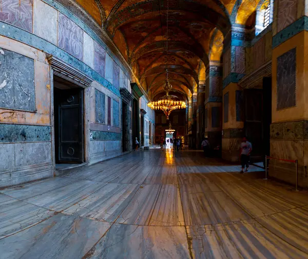 Antik Ayasofya Bazilikası 'nın içi. İstanbul 'un başlıca camii Aya Sofia, yaklaşık 500 yıl boyunca pek çok diğer Osmanlı camisine örnek oldu.