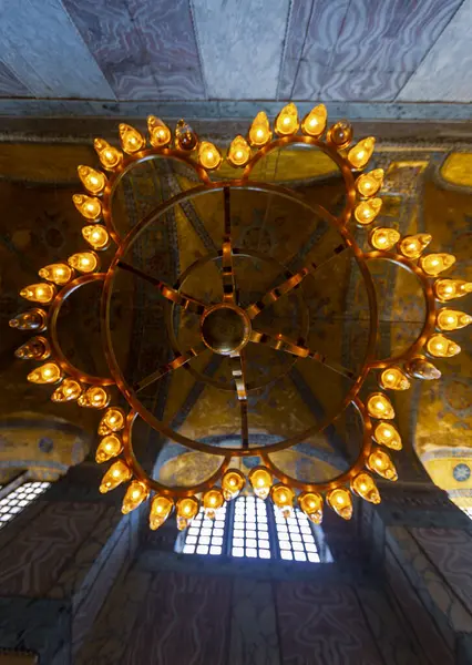 Antik Ayasofya Bazilikası 'nın içi. İstanbul 'un başlıca camii Aya Sofia, yaklaşık 500 yıl boyunca pek çok diğer Osmanlı camisine örnek oldu.