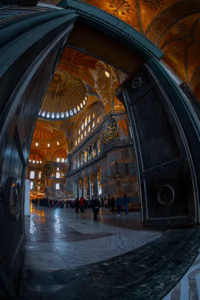 Antik Ayasofya Bazilikası 'nın içi. İstanbul 'un başlıca camii Aya Sofia, yaklaşık 500 yıl boyunca pek çok diğer Osmanlı camisine örnek oldu.