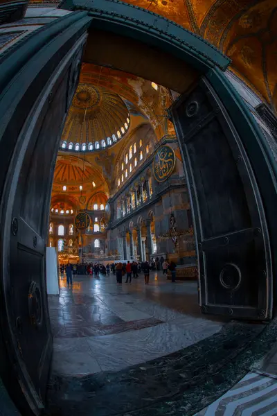 Antik Ayasofya Bazilikası 'nın içi. İstanbul 'un başlıca camii Aya Sofia, yaklaşık 500 yıl boyunca pek çok diğer Osmanlı camisine örnek oldu.
