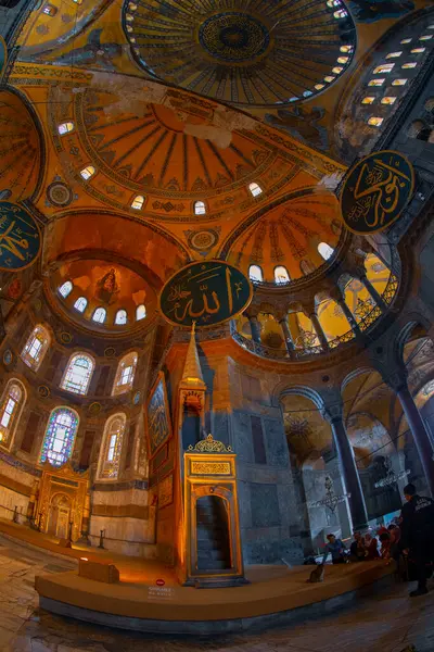 Antik Ayasofya Bazilikası 'nın içi. İstanbul 'un başlıca camii Aya Sofia, yaklaşık 500 yıl boyunca pek çok diğer Osmanlı camisine örnek oldu.
