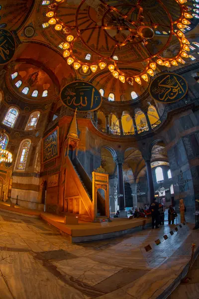 Antik Ayasofya Bazilikası 'nın içi. İstanbul 'un başlıca camii Aya Sofia, yaklaşık 500 yıl boyunca pek çok diğer Osmanlı camisine örnek oldu.