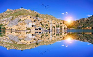 Sanliurfa 'nın Halfeti kasabasında terk edilmiş eski kasaba manzarası