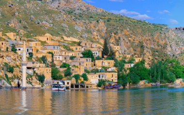Sanliurfa 'nın Halfeti kasabasında terk edilmiş eski kasaba manzarası