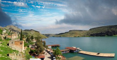 Sanliurfa 'nın Halfeti kasabasında terk edilmiş eski kasaba manzarası