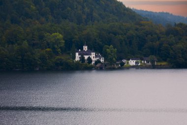 Avusturya Alpleri 'nin ünlü Hallstatt dağ köyü gün doğumunda, Avusturya