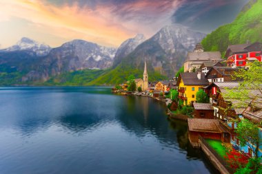 Avusturya Alpleri 'nin ünlü Hallstatt dağ köyü gün doğumunda, Avusturya