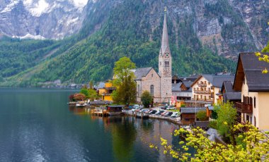 Avusturya Alpleri'nde Hallstatter gölde Hallstatt Köyü
