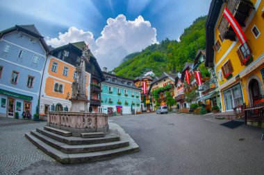 Avusturya Alpleri'nde Hallstatter gölde Hallstatt Köyü