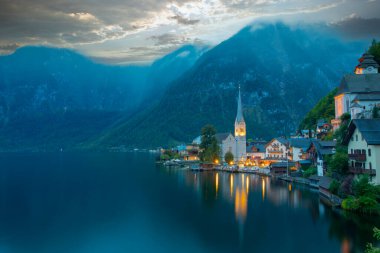 Avusturya Alpleri'nde Hallstatter gölde Hallstatt Köyü