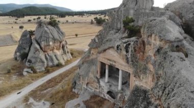 Türkiye 'deki Küçük Asya' da Kral Midas 'ın ülkesi olarak da bilinen Phrygian Vadisi' ndeki kaya oluşumları ve antik kaya mezarlarının manzarası.