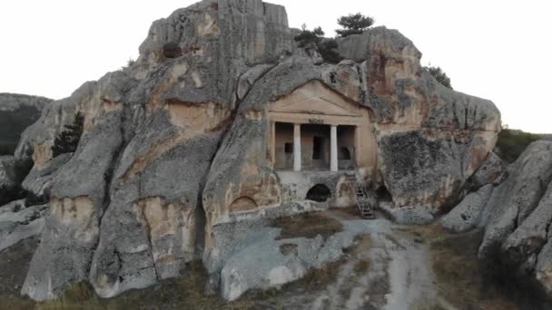 Veduta Delle Formazioni Rocciose Delle Antiche Tombe Rupestri Della Valle — Video Stock