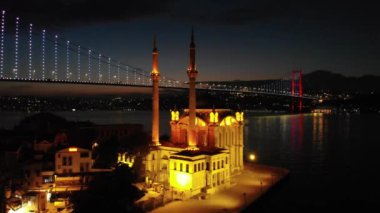 Ortakoy Mecidiye Camii ve 15 Temmuz Şehitler Köprüsü (Boğaz Köprüsü)).