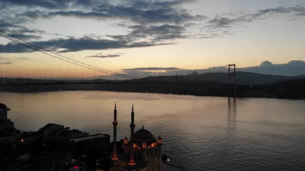 Ortakoy Mecidiye Moschee Und Märtyrerbrücke Bosporus Brücke — Stockvideo