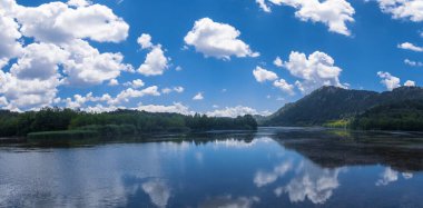 Kovada Gölü 'nün güzel manzaraları, dağlar ve gökyüzünden yeşil alan. Isparta Gölü Bölgesi, TURKEY