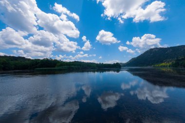 Kovada Gölü 'nün güzel manzaraları, dağlar ve gökyüzünden yeşil alan. Isparta Gölü Bölgesi, TURKEY
