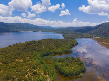 Kovada Gölü 'nün güzel manzaraları, dağlar ve gökyüzünden yeşil alan. Isparta Gölü Bölgesi, TURKEY