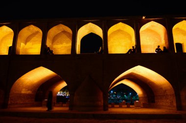 Gece Khajoo Köprüsü, İran 'ın İsfahan kentindeki Zayandeh Nehri' nin karşısında..
