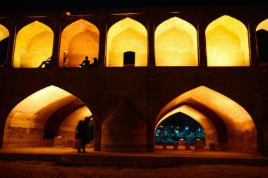 Gece Khajoo Köprüsü, İran 'ın İsfahan kentindeki Zayandeh Nehri' nin karşısında..