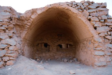 Gün batımında sessizlik kuleleri. İran. Antik İran 'ın tarihi yeri.