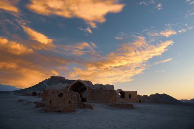 Gün batımında sessizlik kuleleri. İran. Antik İran 'ın tarihi yeri.