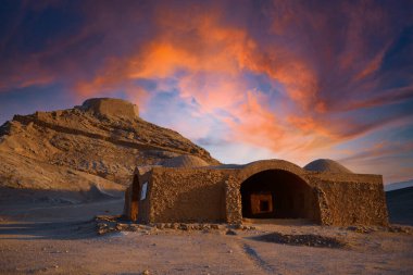 Gün batımında sessizlik kuleleri. İran. Antik İran 'ın tarihi yeri.
