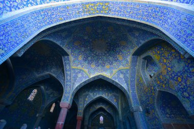 Şah Camii 'nin giriş kapısı, Naqsh-e Jahan Meydanı' nın güney tarafında, önemli bir tarihi mekan..
