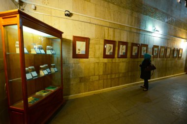 Baba Taher, Hamedan, İRAN 'ın mezarı bu mezar halka açık ve turistik bir yerdir. Baba Tahir, 11. yüzyıl İranlı bir şairdi..