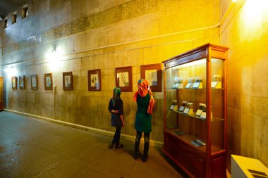 Baba Taher, Hamedan, İRAN 'ın mezarı bu mezar halka açık ve turistik bir yerdir. Baba Tahir, 11. yüzyıl İranlı bir şairdi..