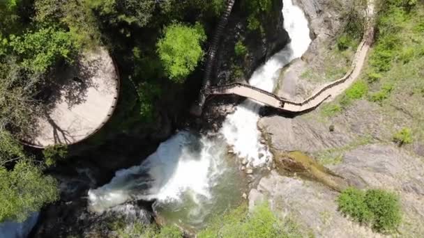Vista Aérea Cachoeira Descendo Penhascos Arborizados Uma Piscina Rocha Natureza — Vídeo de Stock