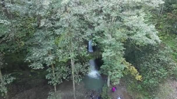 森林中迷人的瀑布 Deliklikaya瀑布 水从石灰和粘土石侵蚀形成的孔中流过 — 图库视频影像
