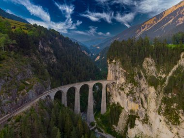 Filisur, İsviçre 'deki ünlü dağdan geçen trenin hava görüntüsü. Landwasser Viyadük Dünya Mirası İsviçre Alplerinde tren ekspresi ile